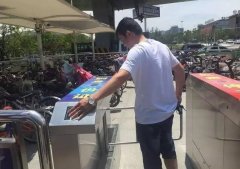 <b>该处设置的无人看防非灵活泊车场</b>